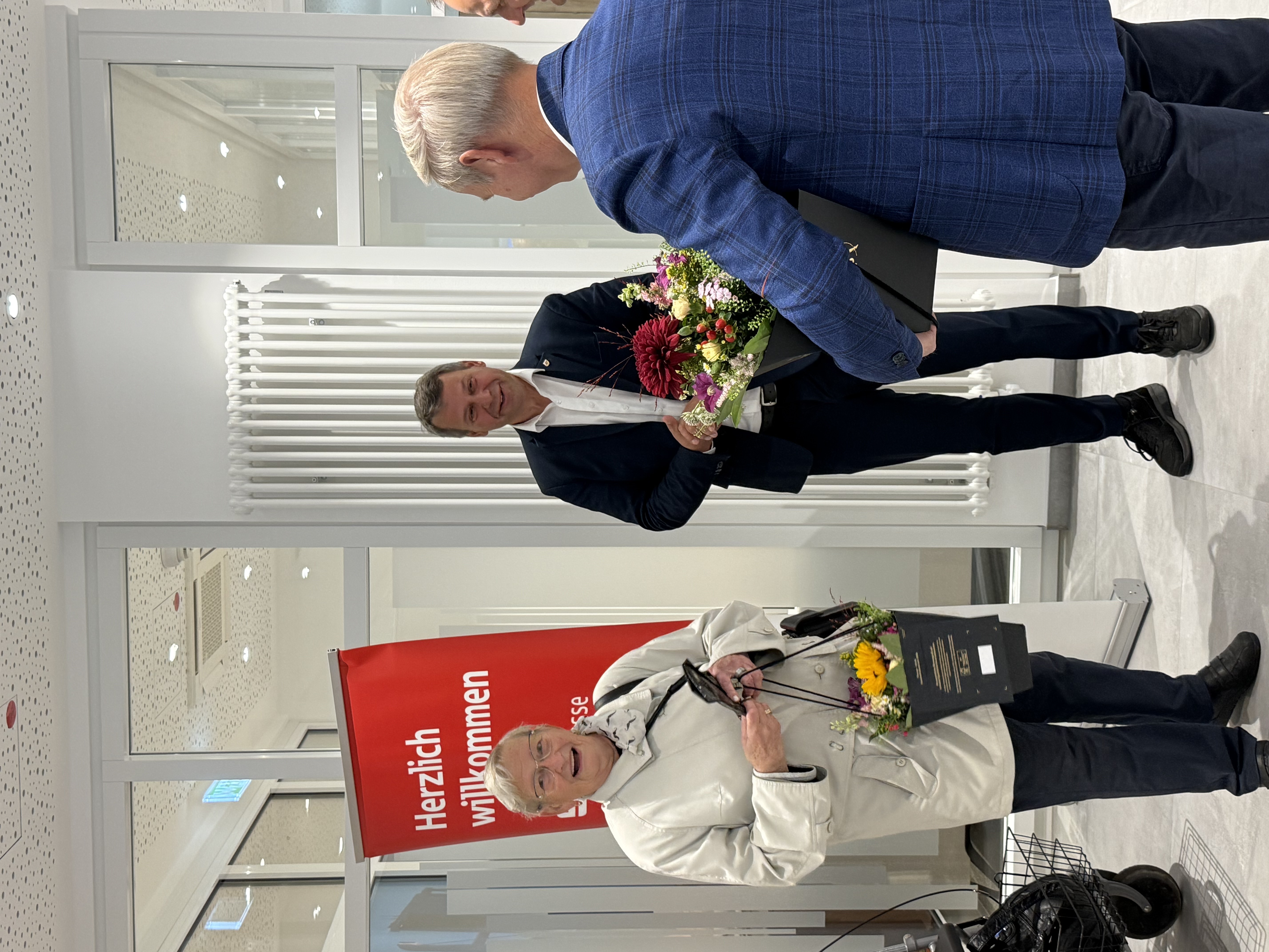 Die erste Kundin hat von Michael Sack einen Blumenstrauß bekommen (Foto: Alica Nähser)