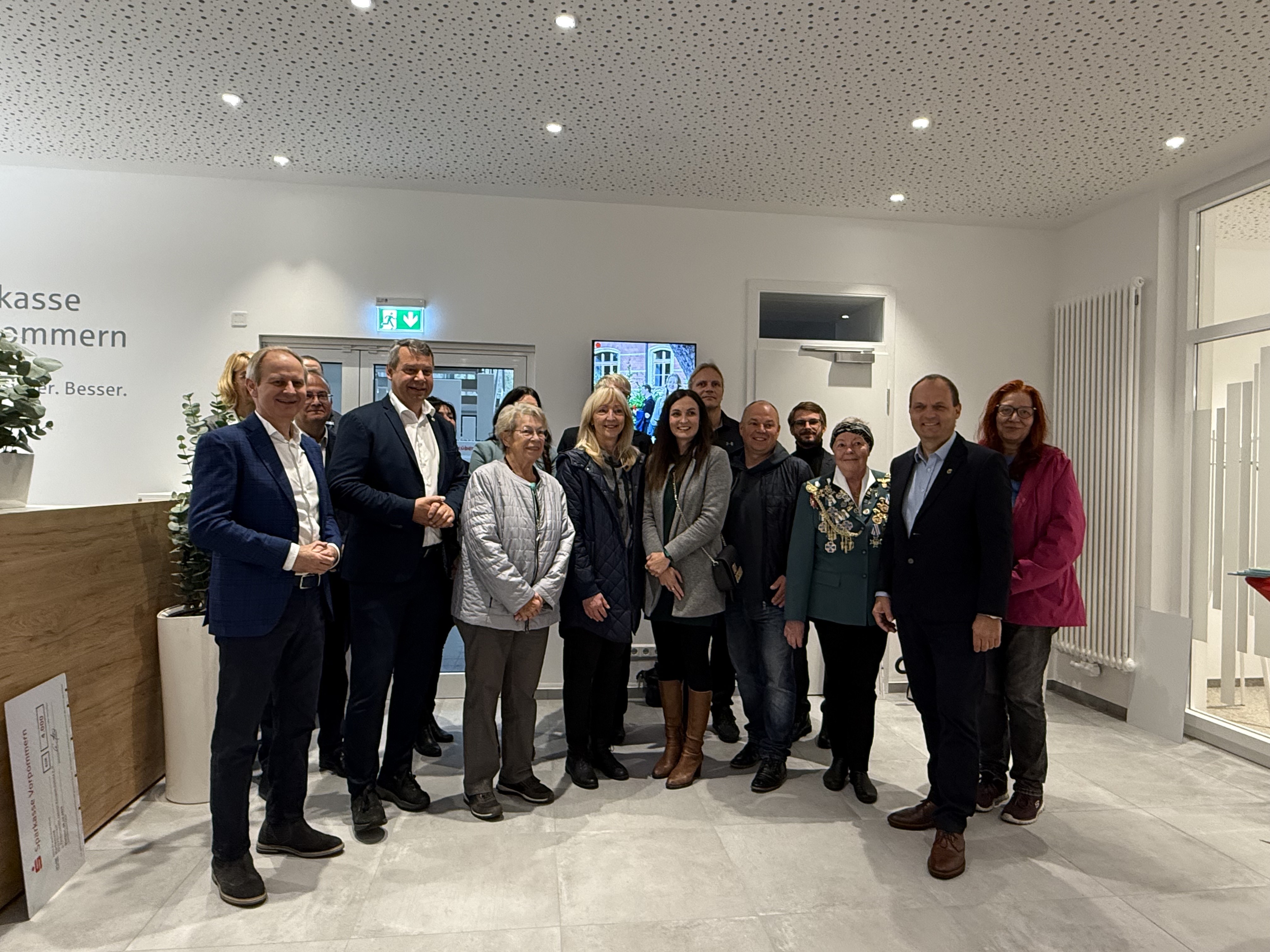 Die Vereine bei der Spendenübergabe in der Filiale in Wolgast (Foto: Alica Nähser)
