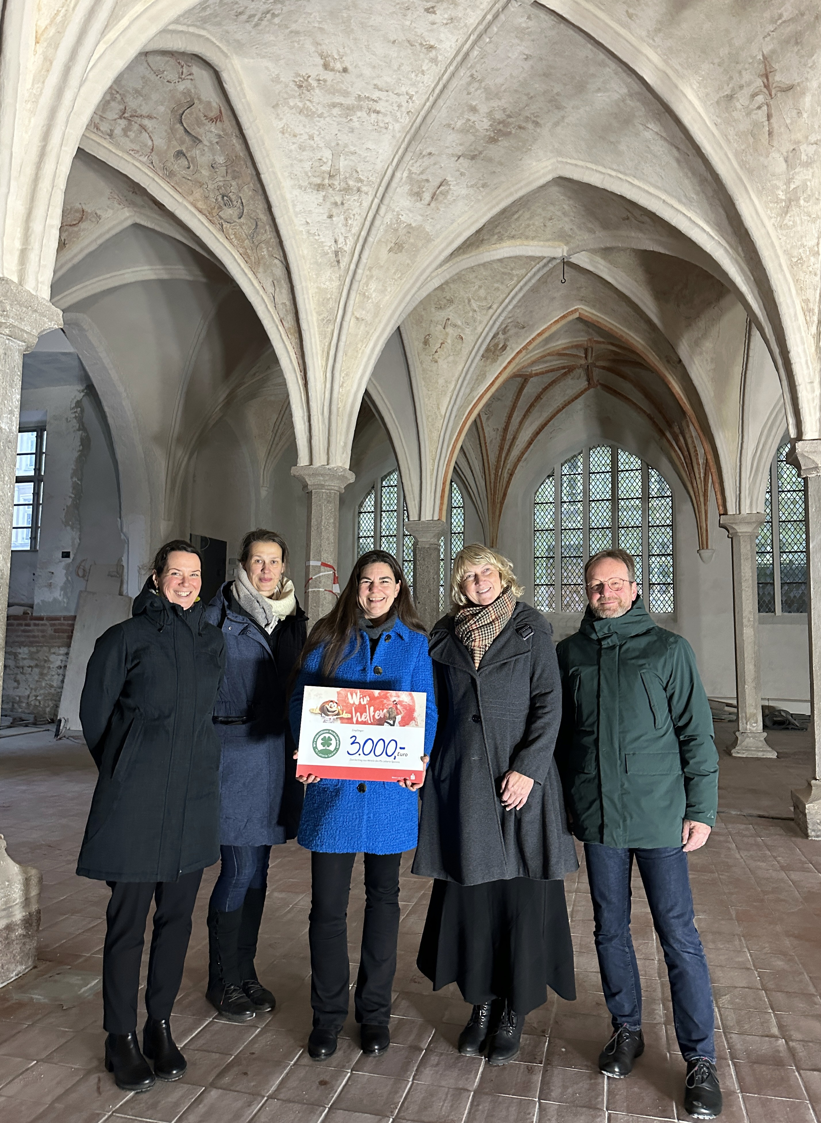 Große Freude bei allen über den vorweihnachtlichen Geldregen durch die Sparkasse Vorpommern für den Förderverein Stralsund Museum e.V. Personen v.l.n.r. Museumschefin Dr. Maren Heun, Vereinsvorstand Sylvia Lieckfeldt, Vereinsvorsitzende Martina Liedtke, Tanja Schleusner von der Sparkasse Vorpommern und Vereinsvorstand Peter Koslik (Foto: Förderverein Stralsund Museum e.V.) Große Freude bei allen über den vorweihnachtlichen Geldregen durch die Sparkasse Vorpommern für den Förderverein Stralsund Museum e.V. Personen v.l.n.r. Museumschefin Dr. Maren Heun, Vereinsvorstand Sylvia Lieckfeldt, Vereinsvorsitzende Martina Liedtke, Tanja Schleusner von der Sparkasse Vorpommern und Vereinsvorstand Peter Koslik (Foto: Förderverein Stralsund Museum e.V.)