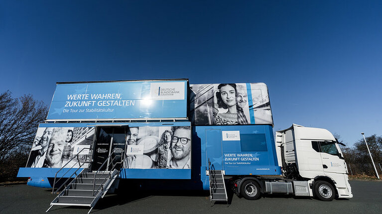 Bundesbank-Roadshow tourt durch MV (Video von MrWissen2go)