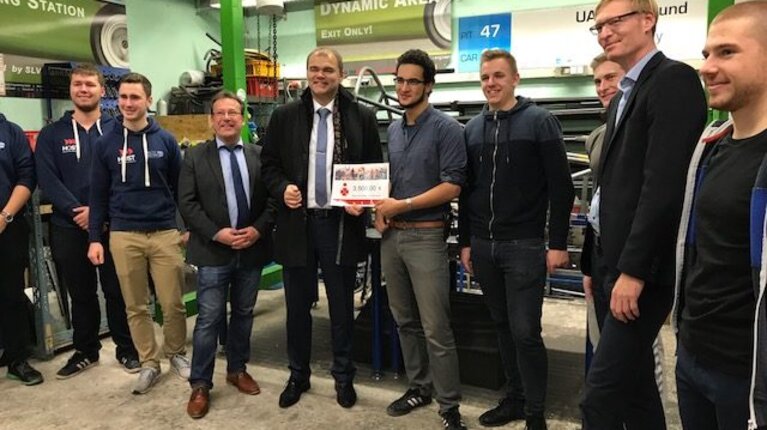 PS-Zweckertrag macht’s möglich: Neue Fahrerkleidung und Helme für das Baltic Racing Team