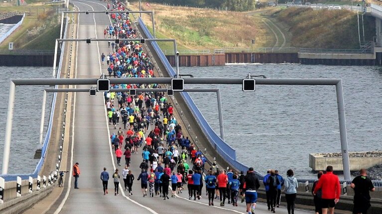 Rügenbrücken-Marathon in Stralsund sucht Helfer