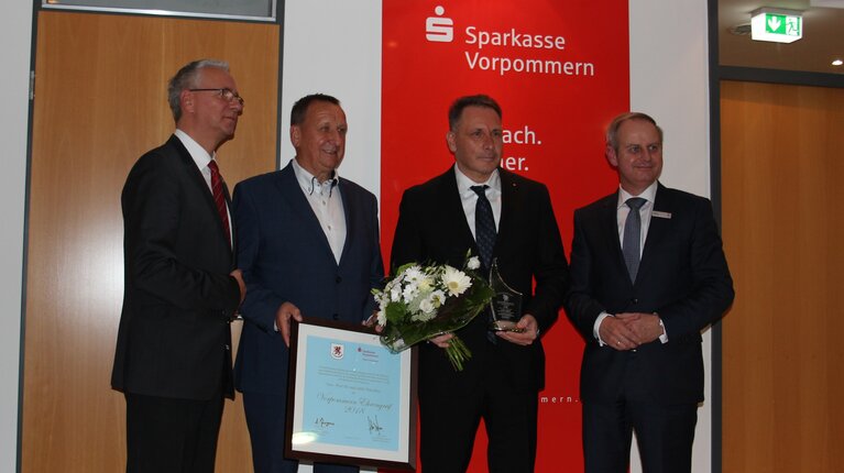„Vorpommern Ehrengreif“ – Sparkasse Vorpommern und Unternehmerverband zeichnen  Prof. Dr. Peter Hinz aus