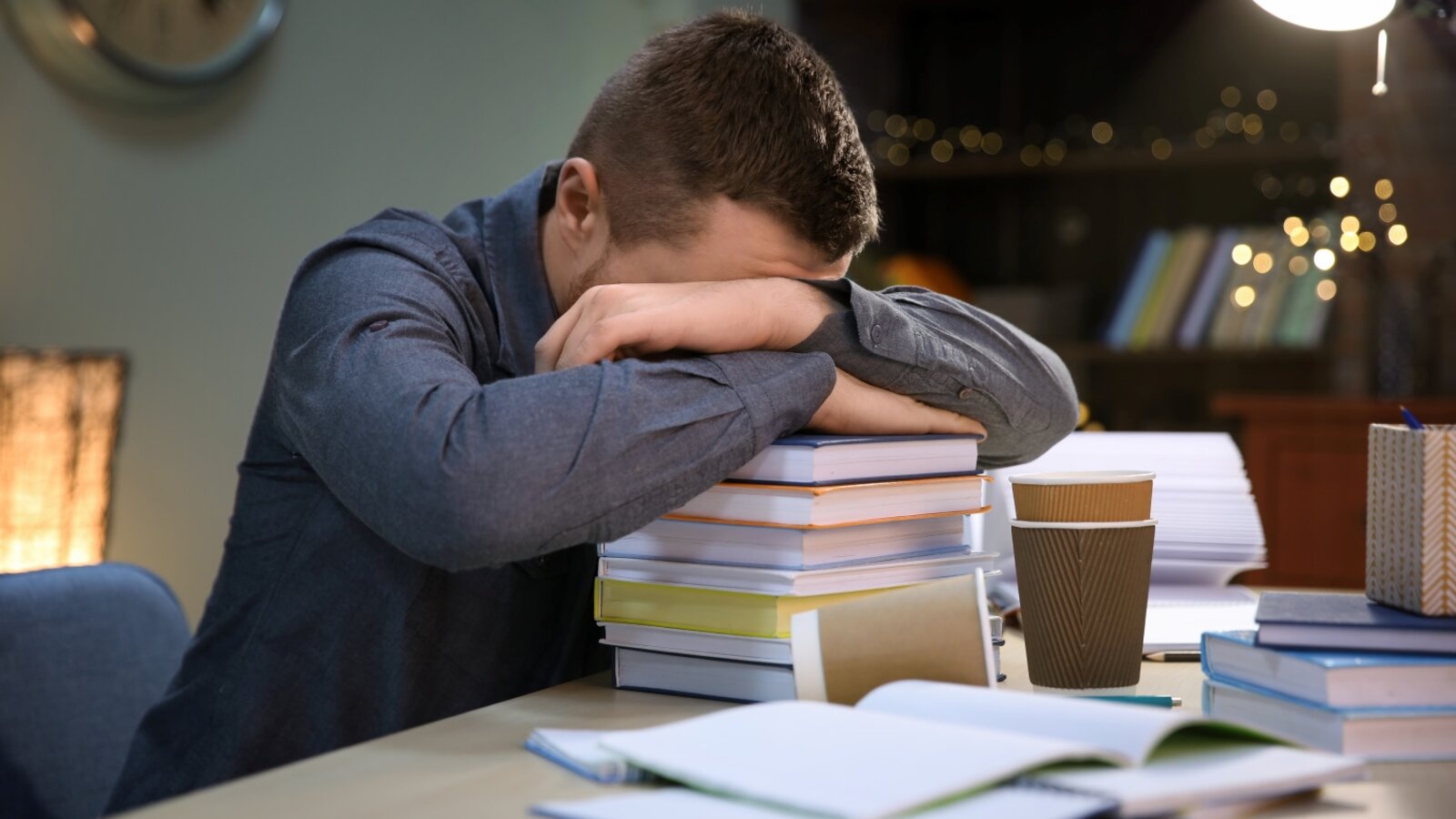 Student schläft am Schreibtisch