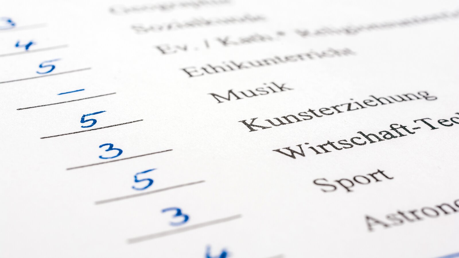 Ein Zeugnis mit schlechten Noten? Das Zeugnissorgentelefon hilft.