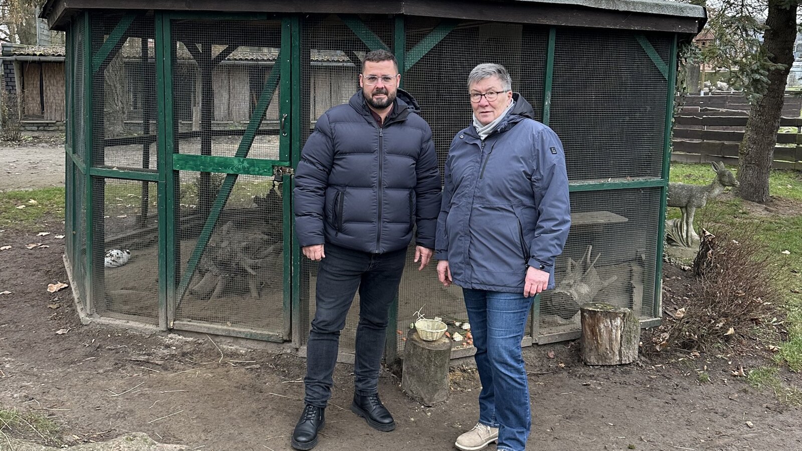 Holger Kelm von der Sparkasse Vorpommern und Christin Trapp vom Tierparkverein Grimmen bei der Spendenübergabe im Tierpark.