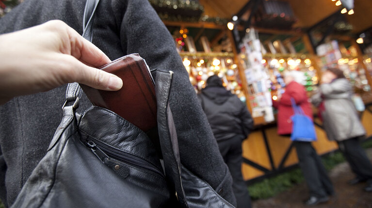 So schützen Sie sich vor Taschendieben