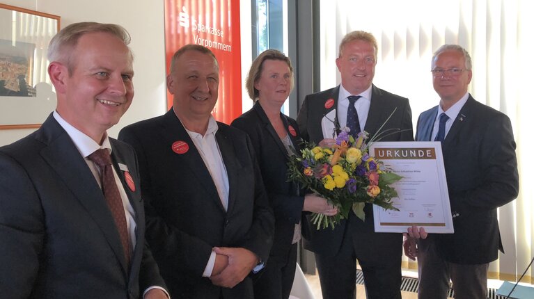 Sparkasse Vorpommern und der Unternehmerverband Vorpommern e. V. ehren Sebastian Witte mit Preis für hervorragende Absolventen der Hochschule Stralsund