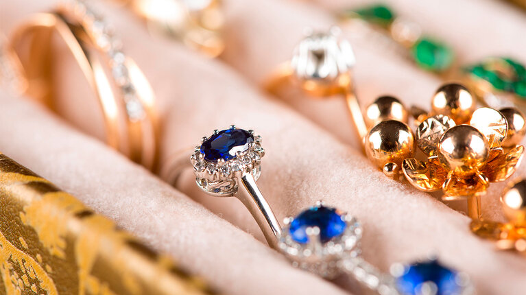 Wie Sie Schmuck und Kunst gut versichern