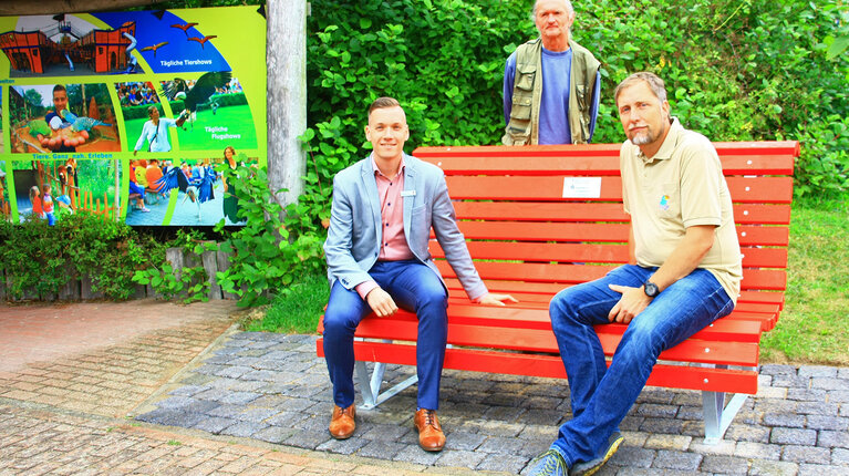 Rote Bänke für Vorpommern: Erste Bank im Vogelpark Marlow übergeben