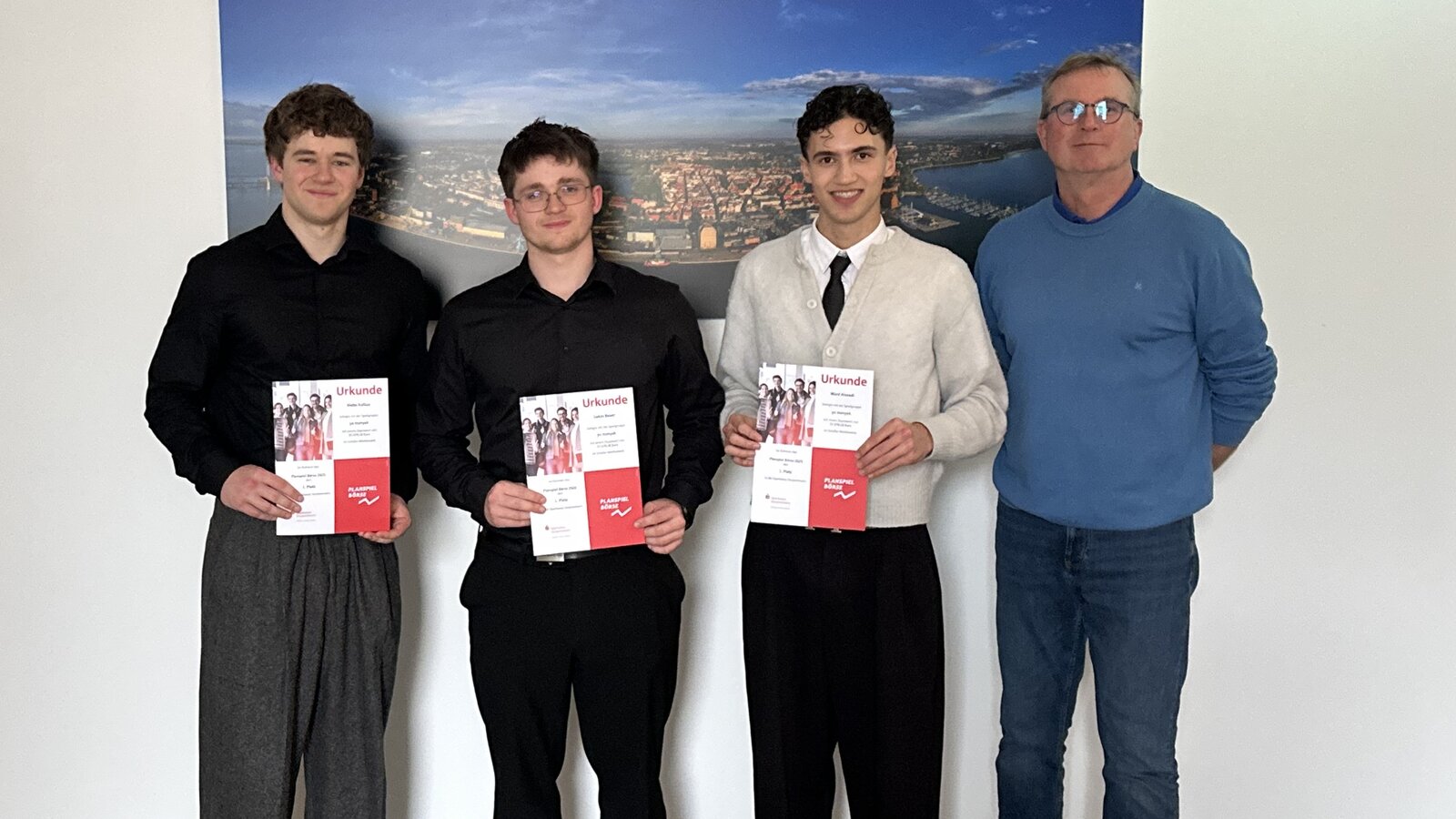 Das Team „Ya Manyak“ und ihr Lehrer Ulf Schwarzer. Die Gewinner von links nach rechts: Malte Kallius, Lukas Bauer und Ward Alasadi.