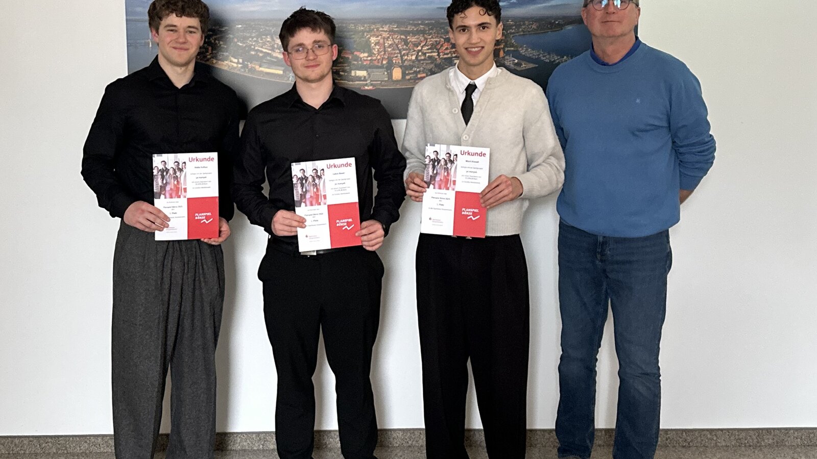 Das Team „Ya Manyak“ und ihr Lehrer Ulf Schwarzer. Die Gewinner von links nach rechts: Malte Kallius, Lukas Bauer und Ward Alasadi.