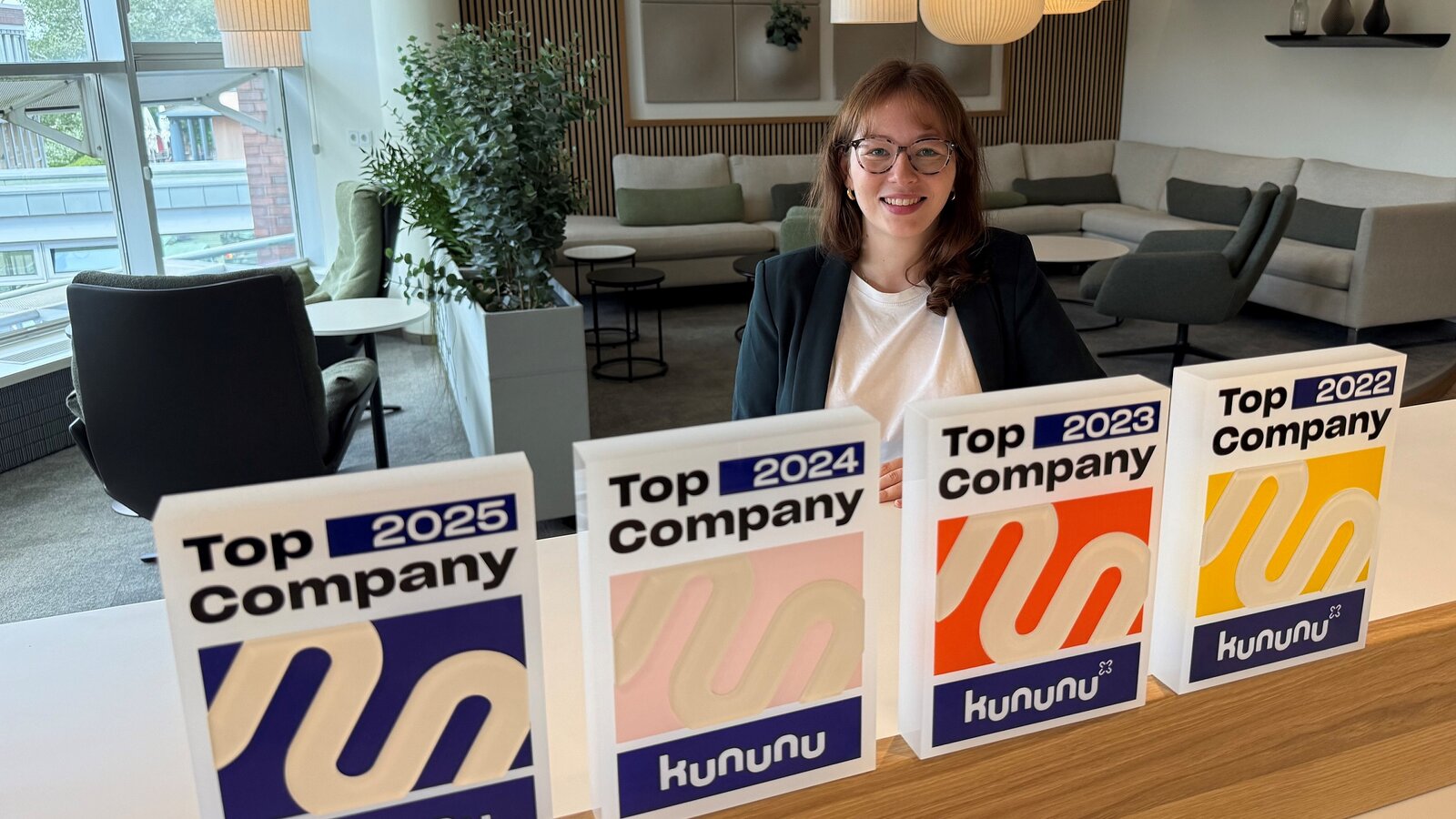 Sparkassen-Recruiterin Anna ist zusammen mit vier Auszeichnungen von Kununu "Top Company" zu sehen.