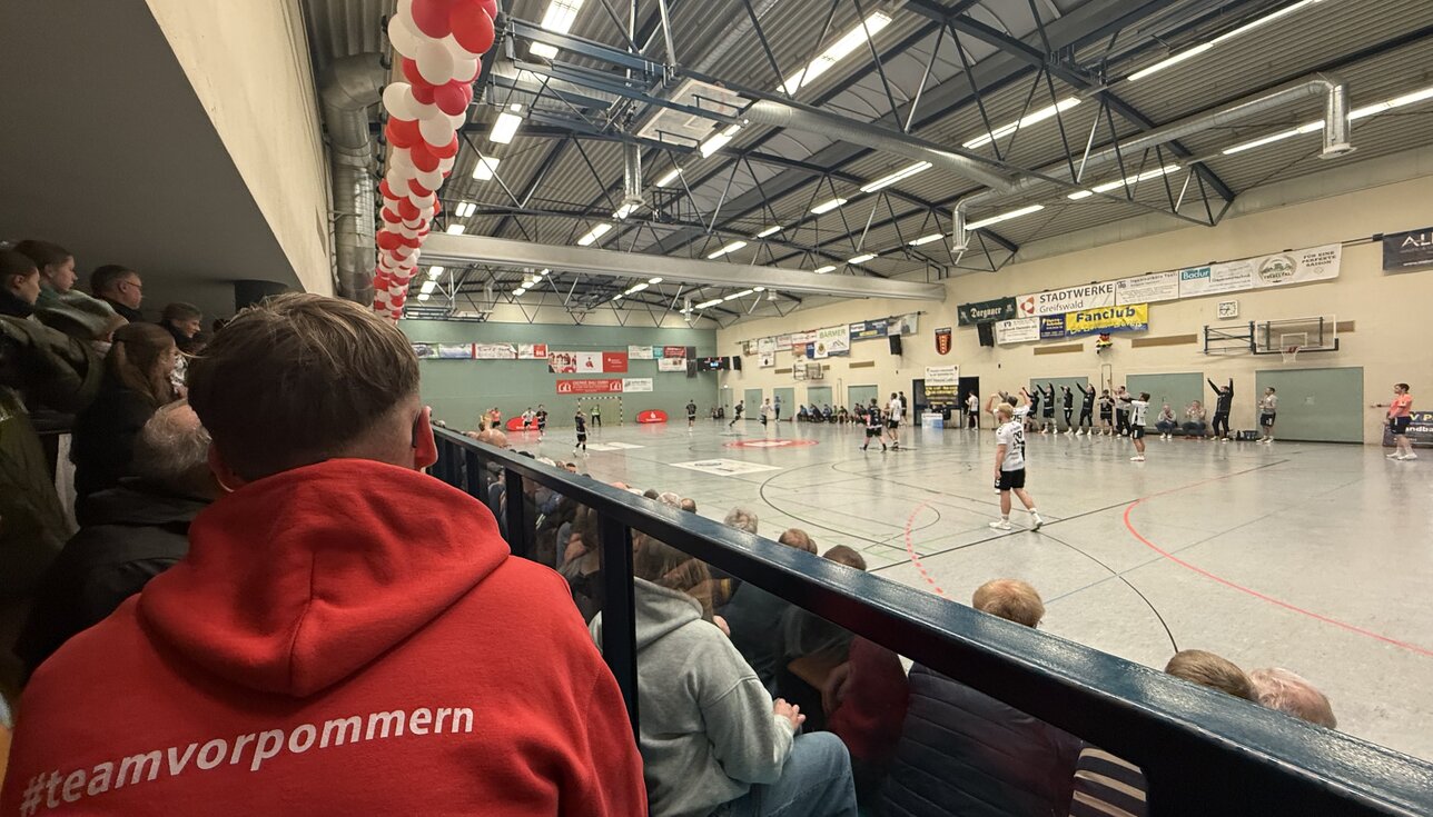 Heimspiel-Show in Loitz: Sparkasse unterstützt SG Uni