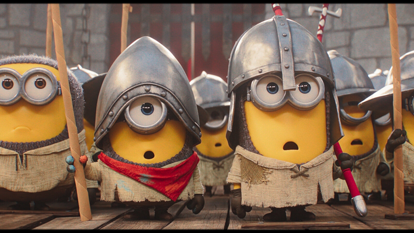 Eine Szene aus dem Film "Minions and Monsters": Ein Gruppe Minions mit mittelalterlichen Helmen und Lanzen, alle sehen erstaunt aus.