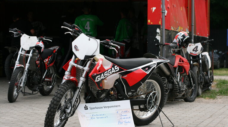 Neue Anzüge für Jarmens Motoballer