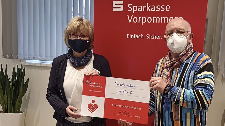 Sparkasse übergibt Spenden an Tafeln in Vorpommern
