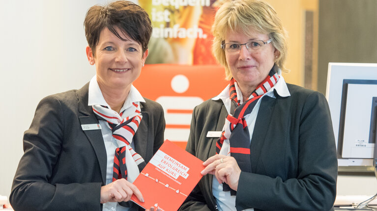 Gern für Sie da - Daniela Freier und Renate Prey, Filialleiterinnen in Stralsund, Knieper West