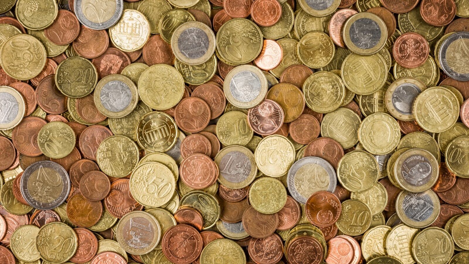 Zu sehen ist: Ganz viele Euromünzen auf einem Haufen.