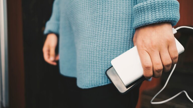 Smartphones unterwegs mit Strom versorgen