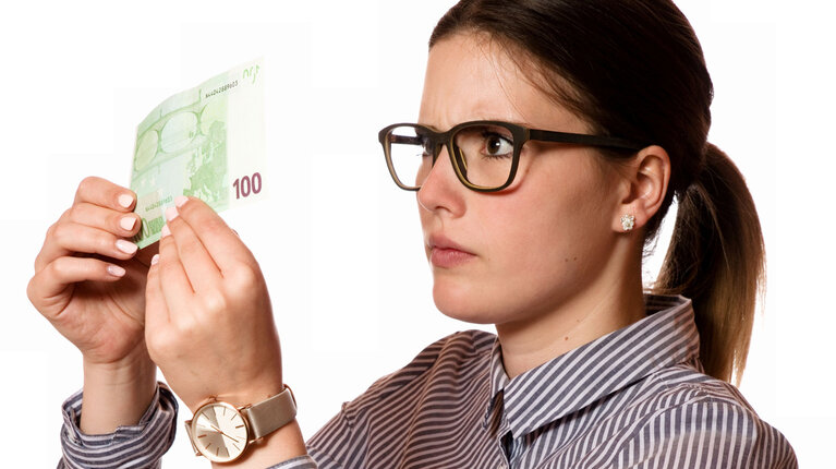 Weniger Falschgeld: Wie erkennt man es?